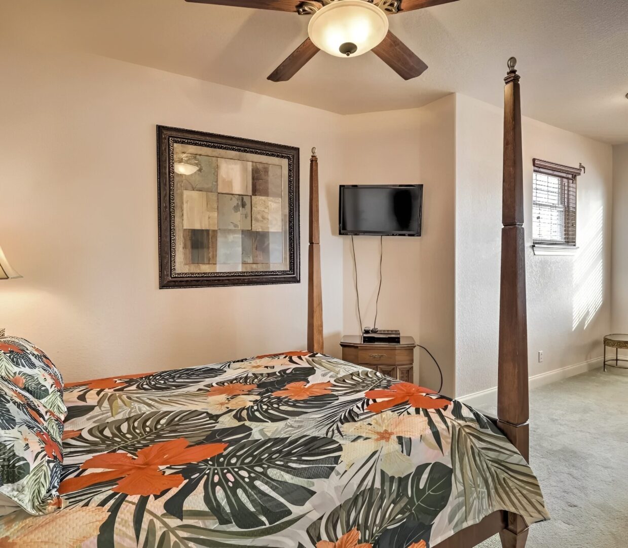 Cozy room with ceiling fan
